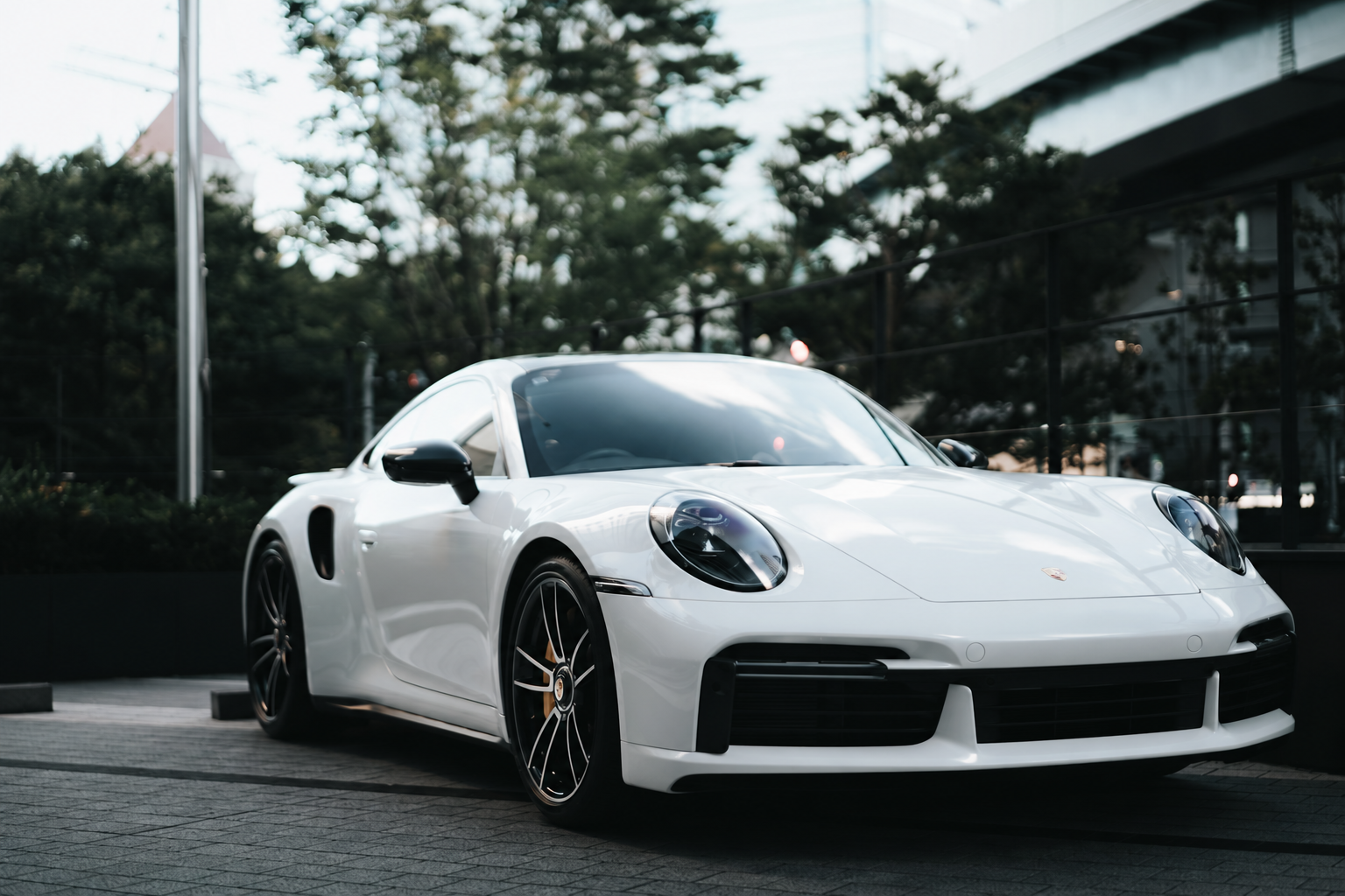 Weißer Porsche 911 Turbo S ohne Kennzeichen